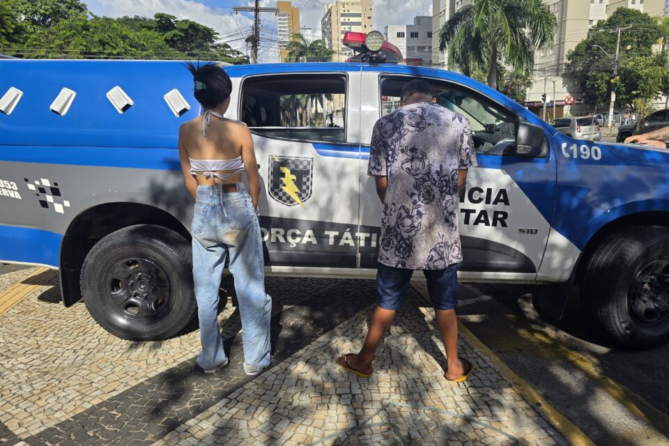 A imagem mostra o casal preso após abordagem da polícia