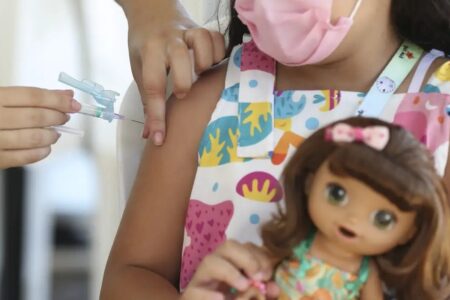 STJ decide que pais que não vacinaram filhos contra Covid podem ser multados Tribunal manteve decisão da Justiça do Paraná que multou casal