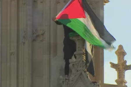 Homem com bandeira da Palestina no Big Ben, em Londres (Foto: Reprodução)