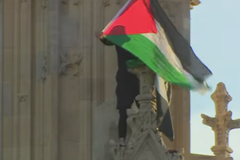 Homem com bandeira da Palestina no Big Ben, em Londres (Foto: Reprodução)