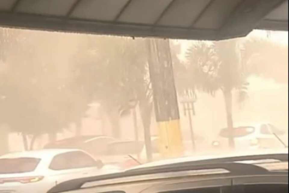 A imagem mostra a chuva que atingiu Goiânia na terça-feira (11/3)
