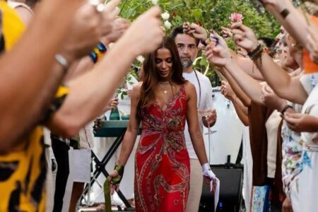 Anitta vira piada após festa de aniversário zen: "Fingindo que é namastê" Celebração da funkeira com ritual hindu teve rockstar do yoga