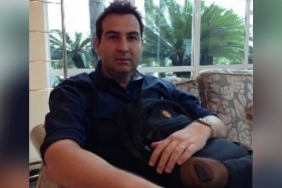 A imagem mostra a foto do empresário encontrado morto