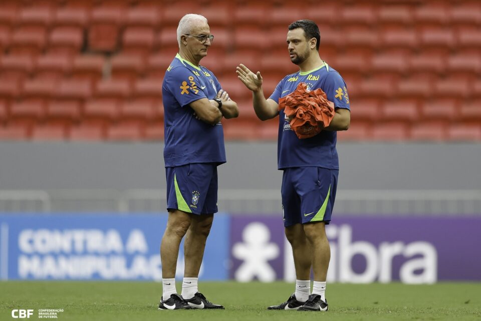 Dorival Júnior em treino da seleção brasileira