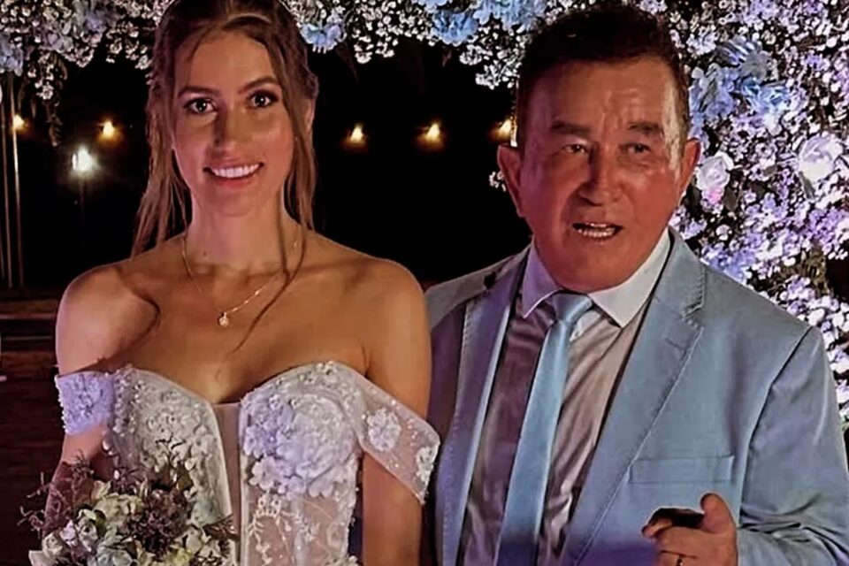 Calita Franciele Casamento de Amado Batista com miss agita a web; assista ao vídeo Casório aconteceu numa fazendo do cantor no Mato Grosso