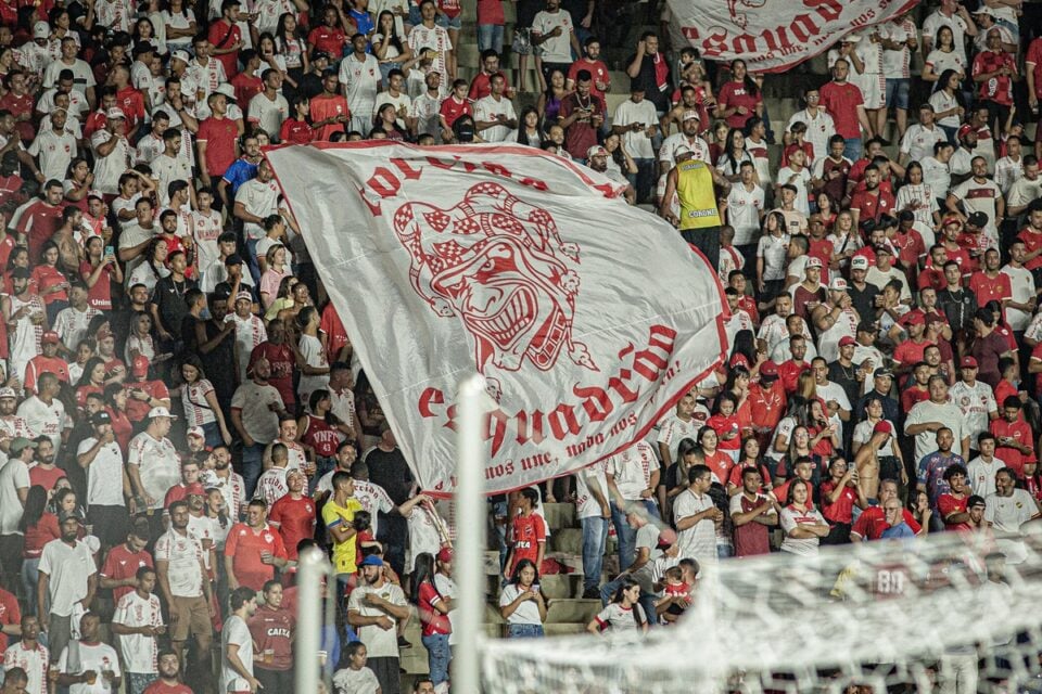 Torcida do Vila Nova no estádio Serra Dourada