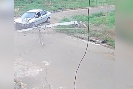 Motorista colidiu com poste de energia elétrica (Foto: Reprodução)