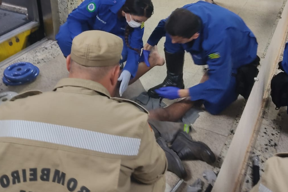 Trabalhador tem pernas esmagadas durante manutenção em elevador em Goiânia