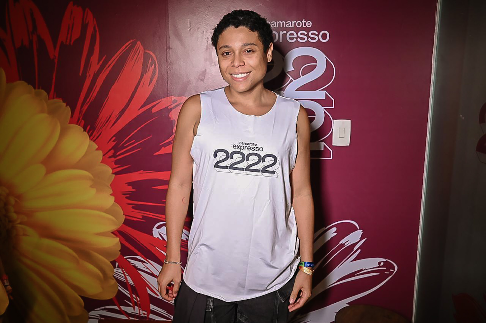 Bloguerinha curte o Camarote Expresso no Circuito Barra Ondina em Salvador (Foto: Agnews)