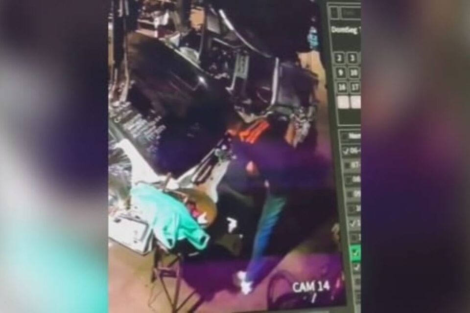 A imagem mostra o jovem furtando peças da loja em que trabalhava
