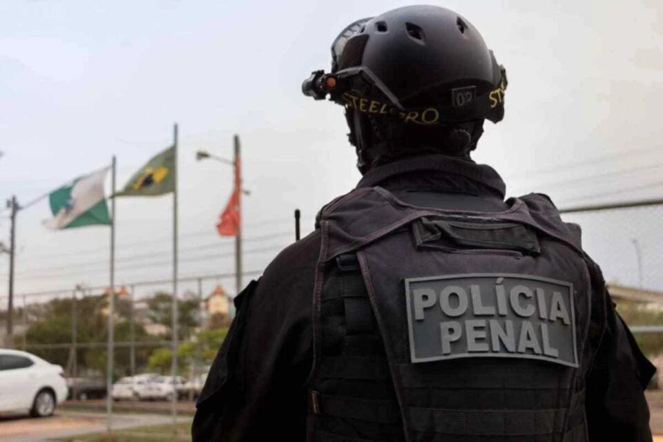 A imagem mostra um policial penal