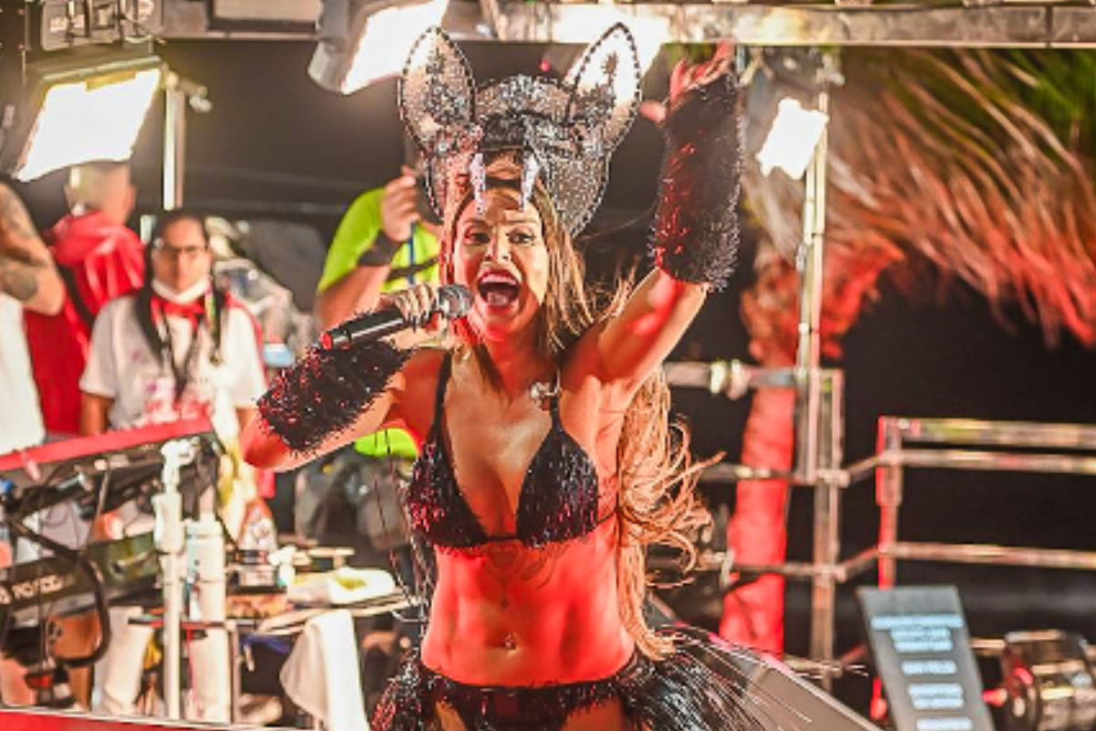 Aline Rosa no carnaval de Salvador (Foto: Agnews)
