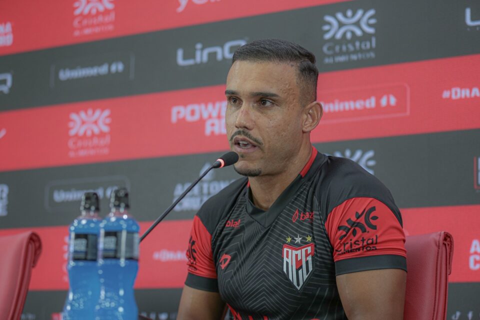 William Pottker em coletiva no Atlético Goianiense