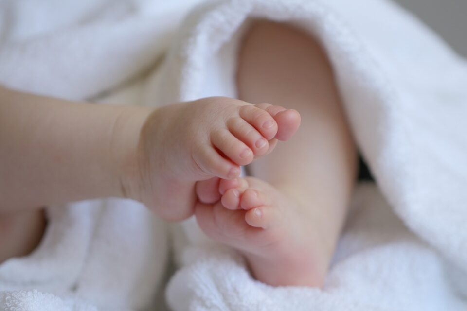 Bebê dormia com a mãe e foi encontrada sem vida (Foto: Pixabay)