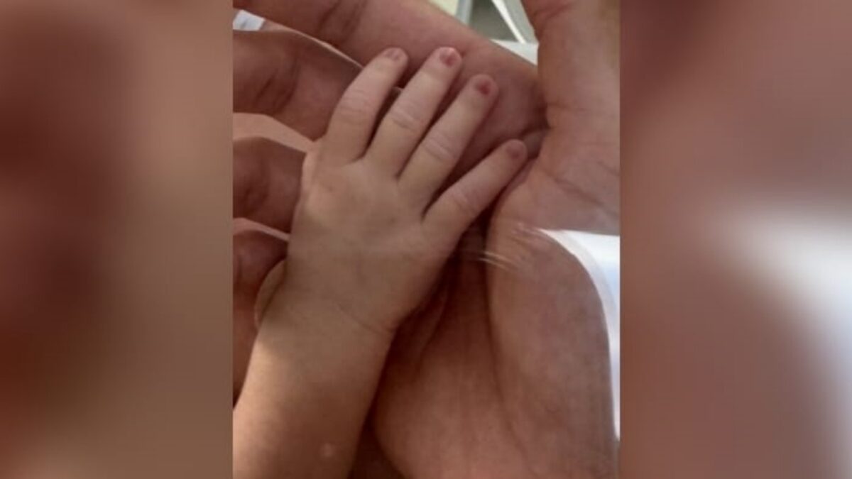 A imagem mostra a mãe e filha entre mãos