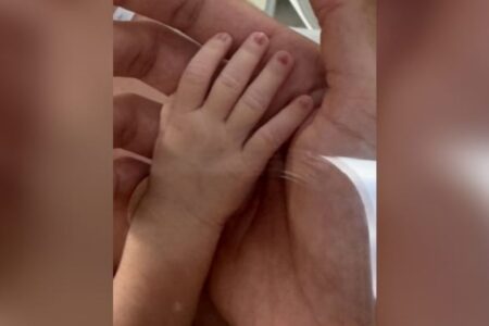 A imagem mostra a mãe e filha entre mãos