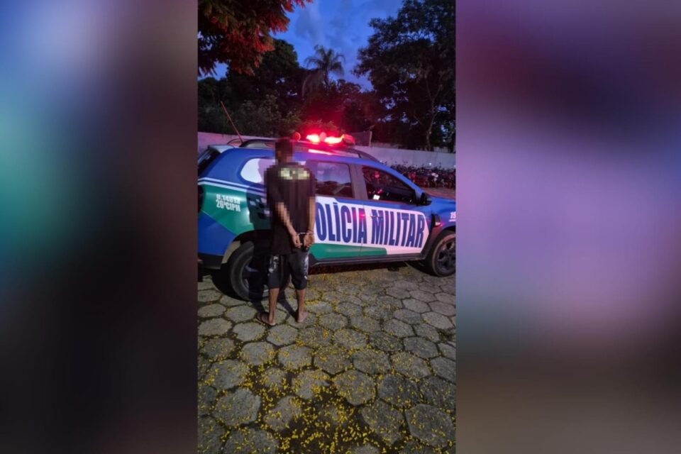 A imagem mostra o suspeito preso momentos após agredir a mulher