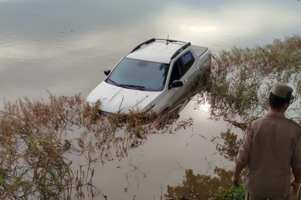 Carro cai em lagoa após colisão em Porangatu