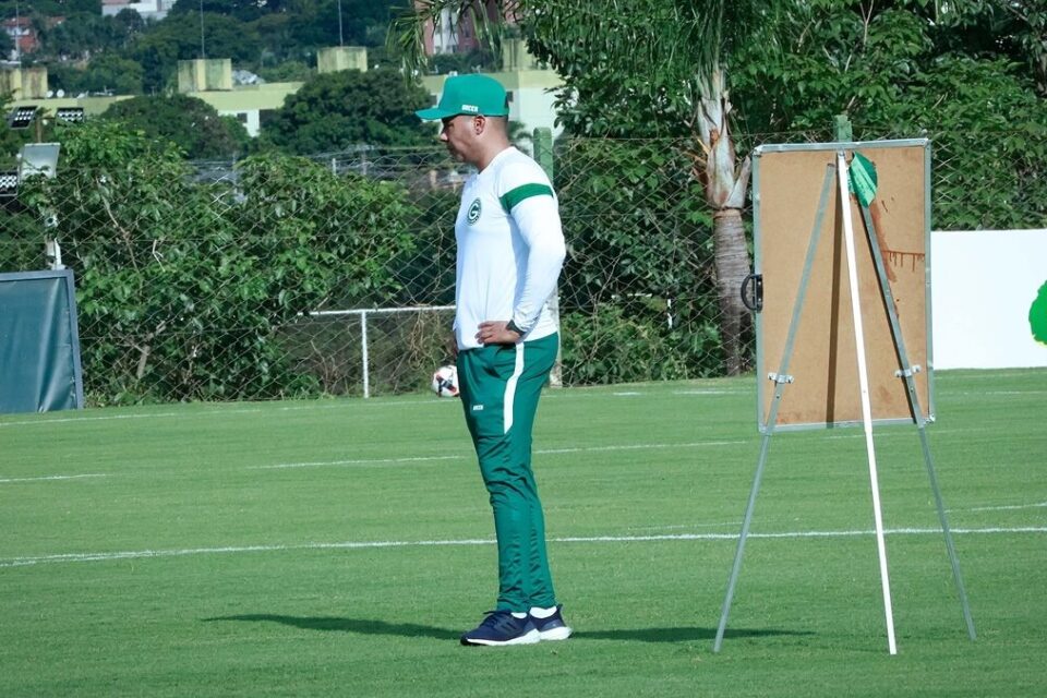 Jair Ventura em treino do Goiás