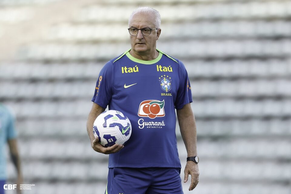 Dorival Júnior em treino na seleção brasileira