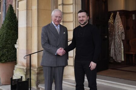 Dois dias após bate-boca com Trump, Volodymyr Zelensky se reúne com o Rei Charles III