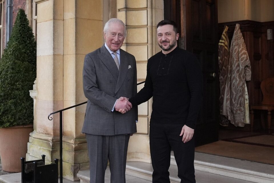Dois dias após bate-boca com Trump, Volodymyr Zelensky se reúne com o Rei Charles III