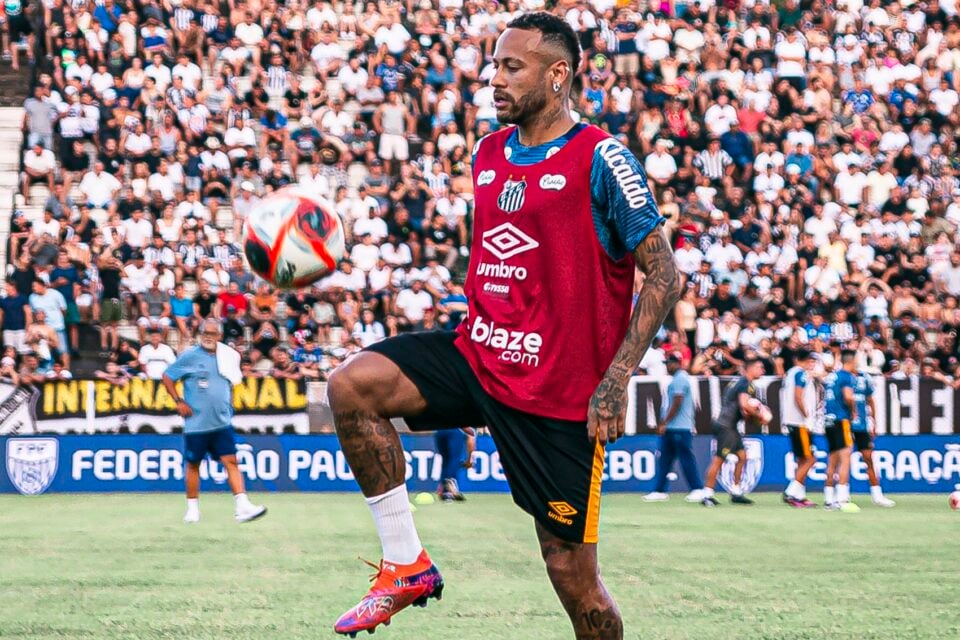 Neymar durante o aquecimento da partida entre Inter de Limeira e Santos