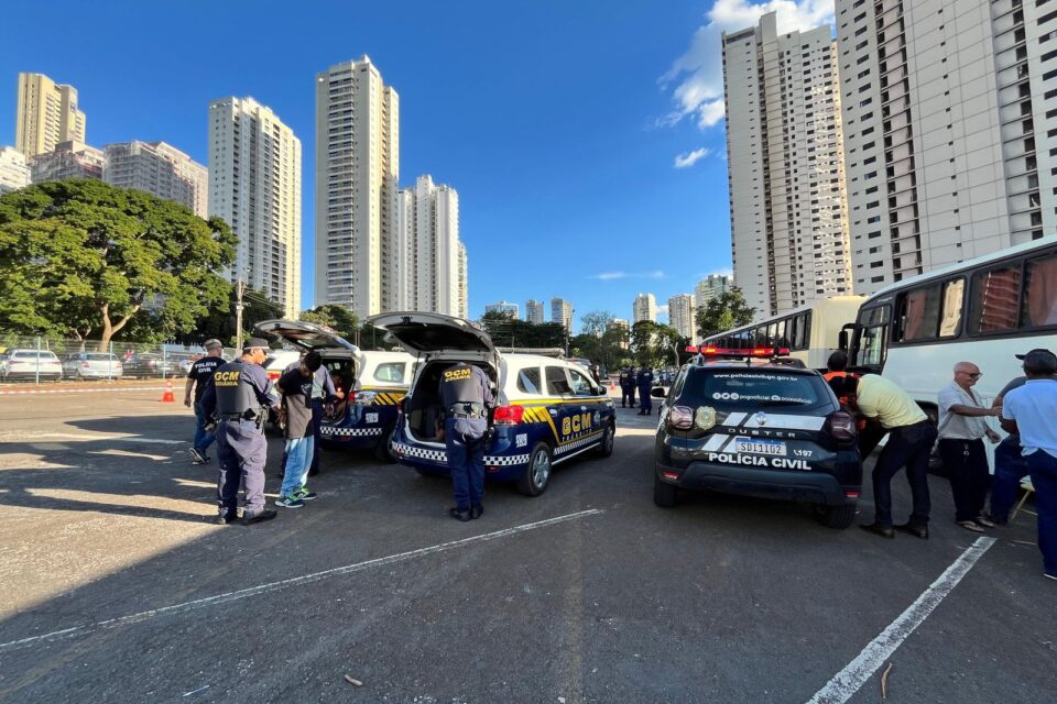 Flanelinhas são apreendidos após denúncia de cobrança para entrada do estacionamento no Serra Dourada