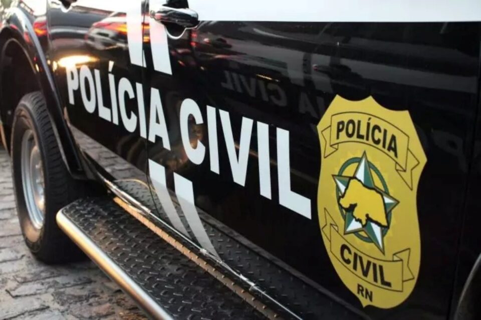A imagem mostra a lateral de uma viatura da Polícia Civil