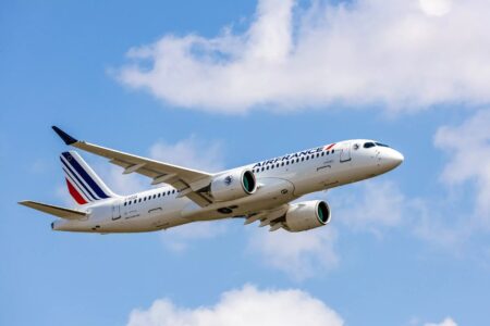 Avião com destino ao Caribe retorna a Paris após passageiro perder celular Vôo da Air France tinha 375 passageiros e 12 tripulantes