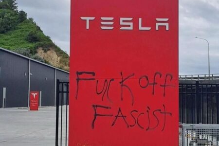 Tesla enfrenta protestos nos EUA e tem loja incendiada na França