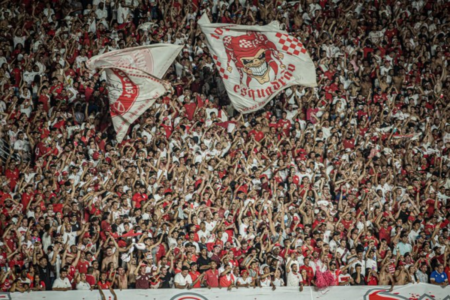 Torcida do Vila Nova no estádio Serra Dourada