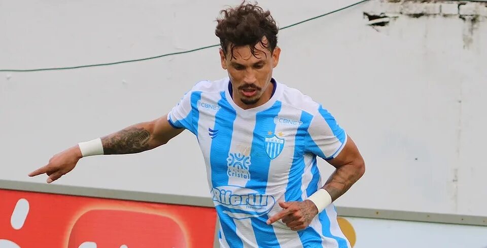 Zagueiro Danrlei, em ação pelo Crac