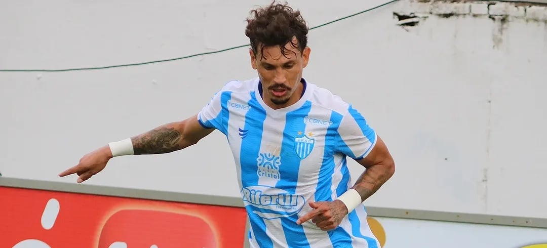 Zagueiro Danrlei, em ação pelo Crac