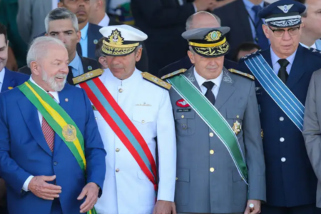 Lula e os comandantes das Forças Armadas (Foto: Agência Brasil)