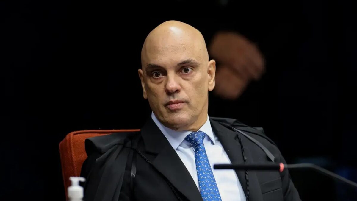 Moraes impõe voto duro contra Bolsonaro: adesão das forças armadas Ministro exibiu vídeos com cenas da invasão das sedes dos Três Poderes