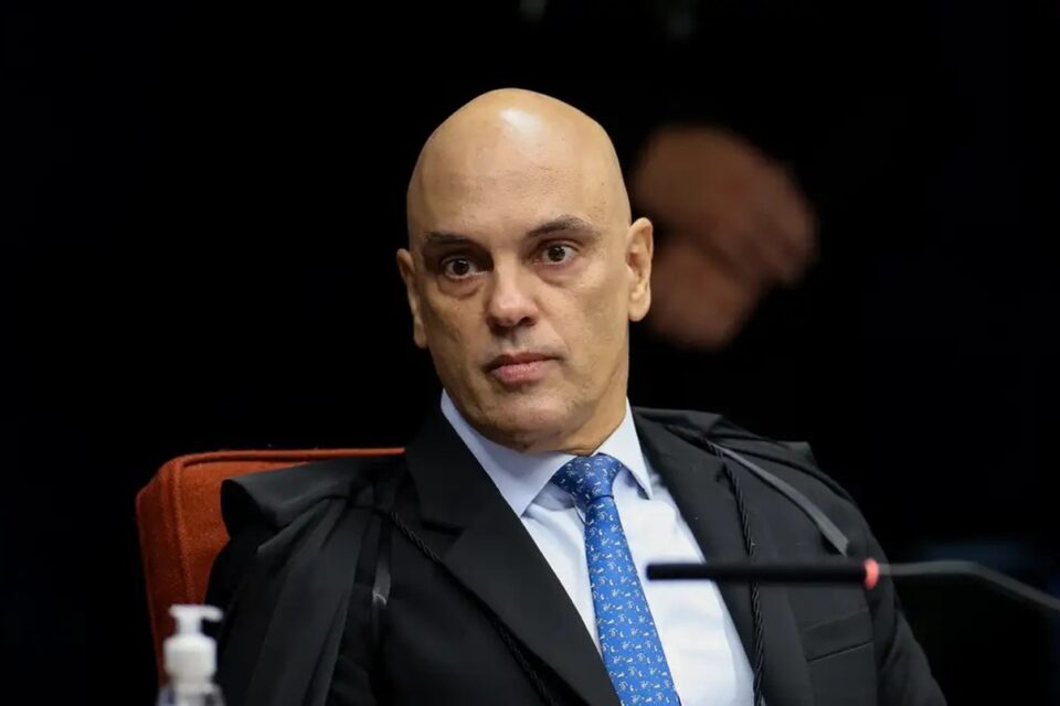 Moraes impõe voto duro contra Bolsonaro: adesão das forças armadas Ministro exibiu vídeos com cenas da invasão das sedes dos Três Poderes