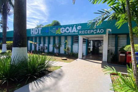A imagem mostra a fachada do Hospital de Doenças Tropicais de Goiânia
