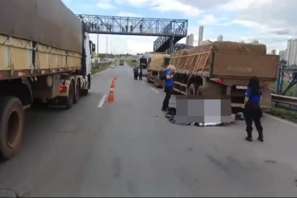 Motociclista morre após bater na traseira de caminhão na BR-153 em Goiânia