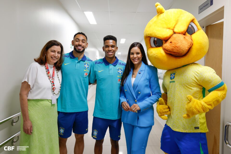 Jogadores da Seleção Brasileira em visita ao Hospital da Criança de Brasília