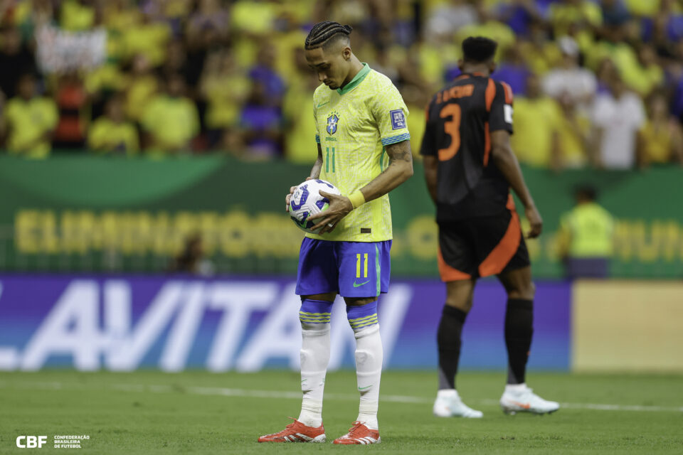 Raphinha promete gol e porrada em clássico pela Eliminatórias
