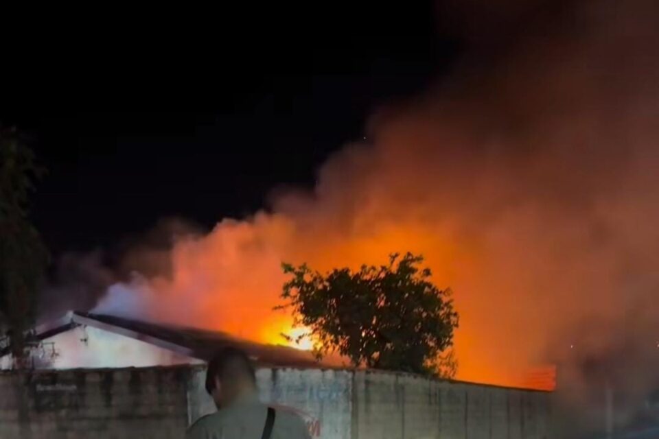 A imagem mostra um print de um vídeo feito por moradores do local mostrando o incêndio