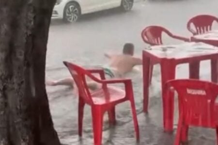 Chuva em Goiânia vira festa e homem brinca na enxurrada; assista ao vídeo Cena aconteceu no Setor Pedro Ludovico