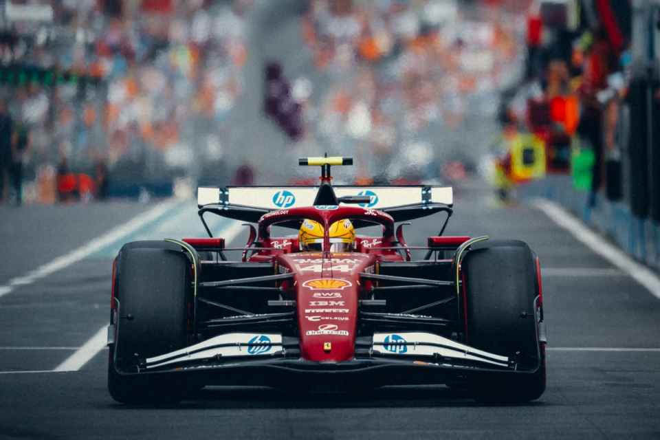 Lewis Hamilton em corrida pela Ferrari