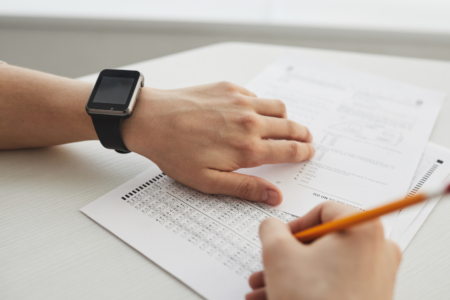 Imagem de uma pessoa fazendo uma prova