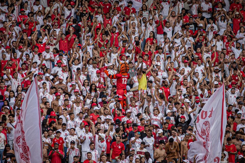 Torcida do Vila Nova no estádio Serra Dourada
