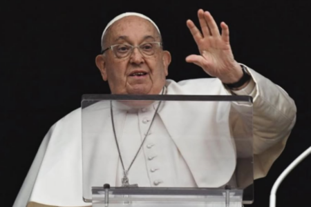 'Infecções pulmonares sob controle': Vaticano diz que papa 'continua melhorando'