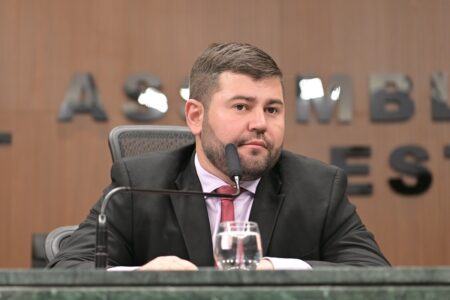 Deputado propõe que advogados possam furar fila de banco em Goiás