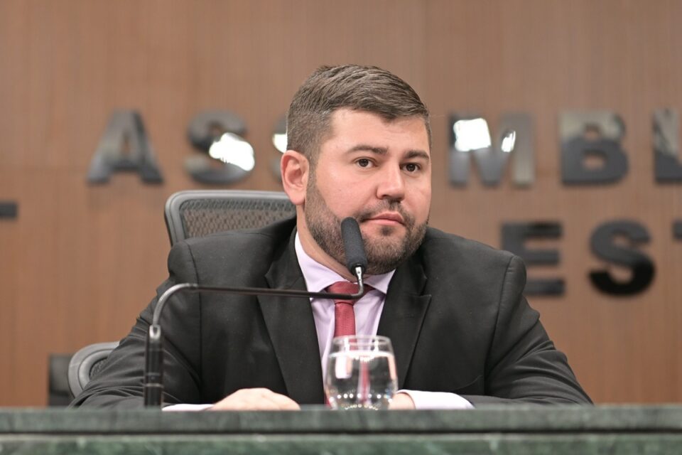 Deputado propõe que advogados possam furar fila de banco em Goiás