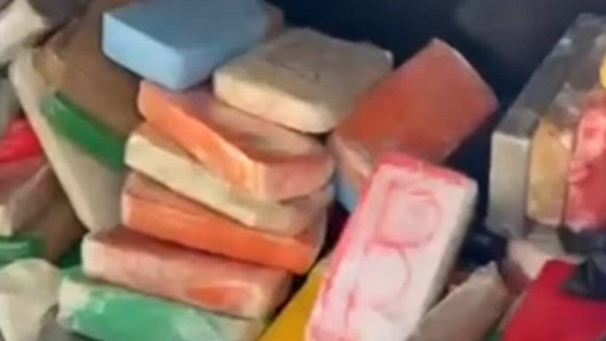 droga estava em caminhão carregado de carne PM apreende carga de cocaína avaliada em R$ 11 milhões Motorista foi preso